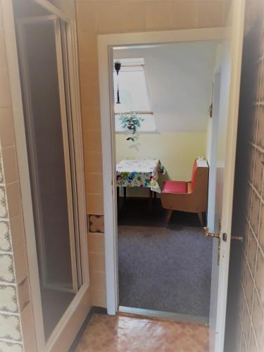 a hallway with a table and a chair in a room at Das besondere Quartier in Berlin Pankow in Berlin