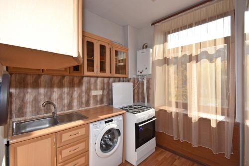 uma cozinha com um lavatório e uma máquina de lavar roupa em Apartment near Sasundci Davit Metro Station em Yerevan