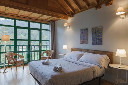 A bed or beds in a room at La Figal de Xugabolos, Salas
