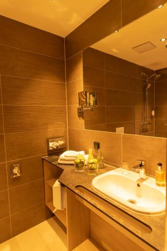 a bathroom with a sink and a mirror at Hotel Campo in Renningen