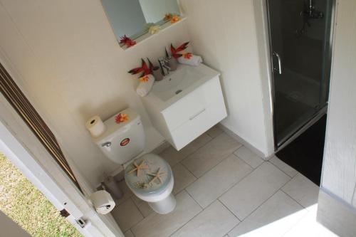 A bathroom at MOOREA - Fare Taina Dream