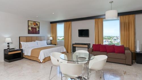 um quarto com uma cama, um sofá e uma mesa em Holiday Inn Express Ciudad Del Carmen, an IHG Hotel em Ciudad del Carmen