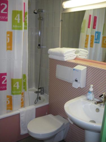 Ванная комната в Contact Hôtel Come Inn