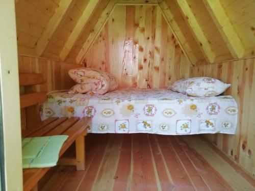 Giường trong phòng chung tại Camp Zabojsko lake