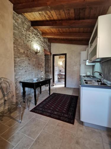Кухня или мини-кухня в L'Antica Dimora - Suites & Apartments
