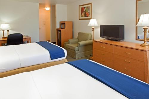 Ένα ή περισσότερα κρεβάτια σε δωμάτιο στο Holiday Inn Express Hotel & Suites Columbus by IHG