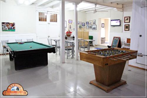 a billiard room with a pool table in the middle at Hotel Náutico de Paita in Paita