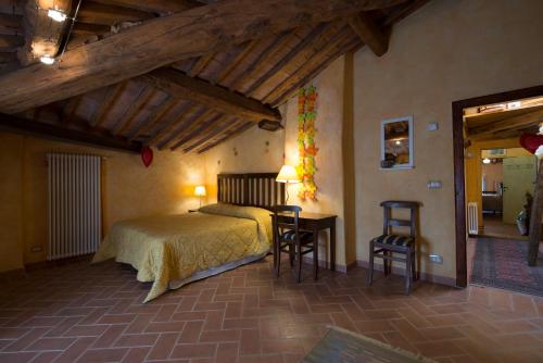 a bedroom with a bed and a table and chairs at Casa Benoi in Rigomagno