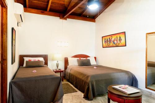 a room with two beds in a room at Parrot Cove Lodge in Hopkins