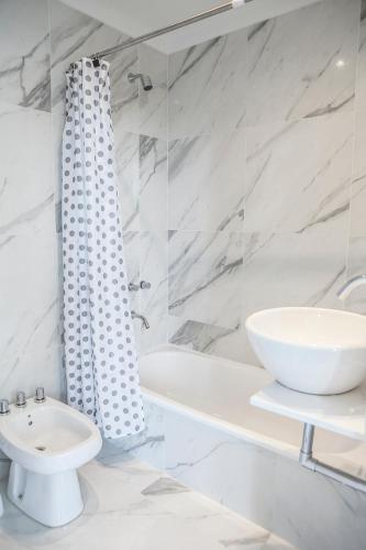 Koupelna v ubytování Monroe Suites