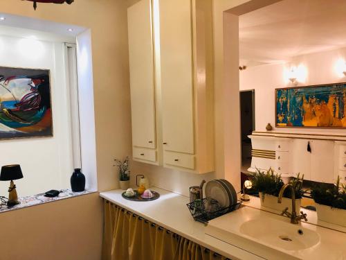 uma cozinha com um lavatório e um espelho em Golden Pearl - jacuzzi top center luxury apartment em Sófia