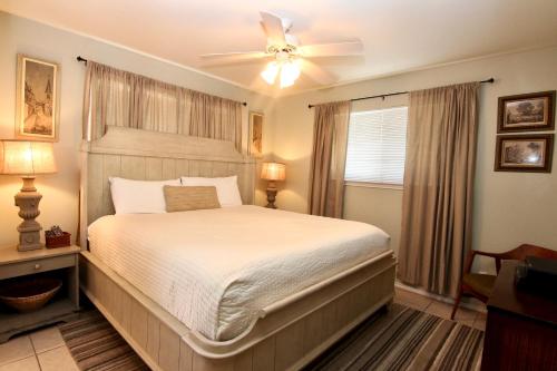 ein Schlafzimmer mit einem Bett und einem Deckenventilator in der Unterkunft Guadalupe Dew Drop Inn in New Braunfels