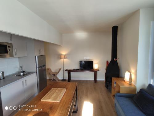 een keuken en woonkamer met een bank en een tafel bij PROBER-PESSONS in Pas de la Casa