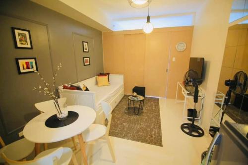 大雅台的住宿－Alexandrea Suite Taal View by Wind SMDC Tagaytay，客厅配有沙发和桌子