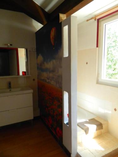 uma casa de banho com um lavatório e uma janela em le clos des dryades f em Vers