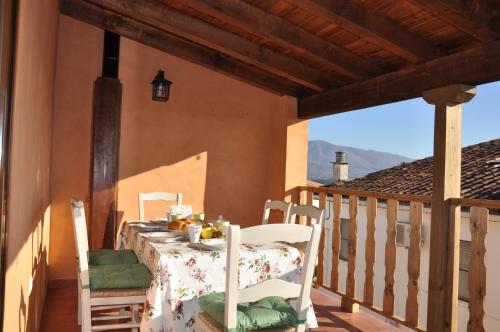 una mesa en el balcón de una casa en Casa rural La Piedrapipa, en Madrigal de la Vera