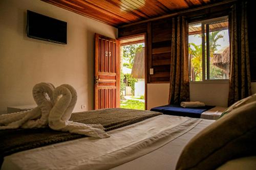 Un pat sau paturi într-o cameră la Chalés do Laurindo