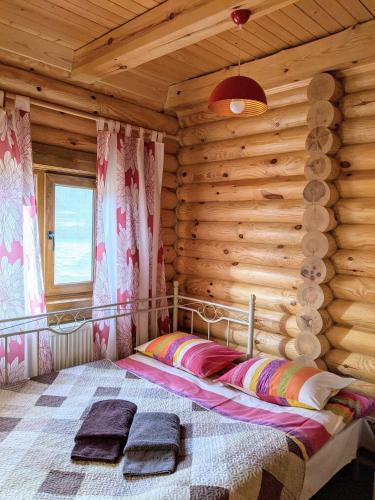 sypialnia z łóżkiem w chacie z bali w obiekcie Asher w mieście Tatarów