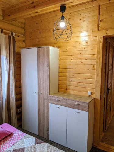 kuchnia w chacie z bali z lodówką w obiekcie Asher w mieście Tatarów