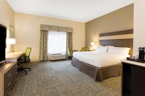 Кровать или кровати в номере Holiday Inn Express Princeton/I-77, an IHG Hotel