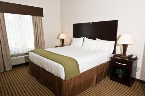 Un pat sau paturi într-o cameră la Holiday Inn Express and Suites Heber Springs, an IHG Hotel