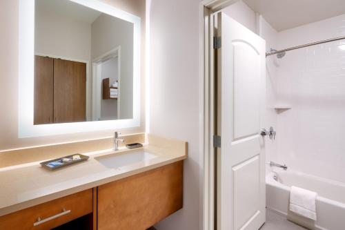 Kupatilo u objektu Staybridge Suites - Lehi - Traverse Ridge Center, an IHG Hotel
