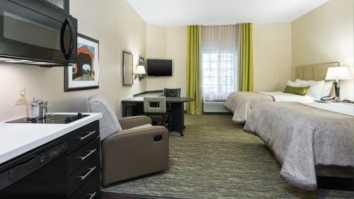 Foto dalla galleria di Candlewood Suites Grove City - Outlet Center, an IHG Hotel a Grove City