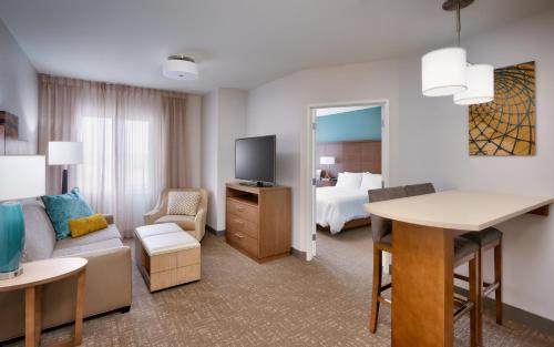 โทรทัศน์และ/หรือระบบความบันเทิงของ Staybridge Suites - Lehi - Traverse Ridge Center, an IHG Hotel