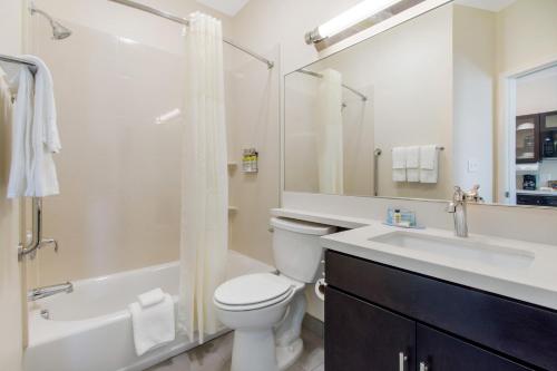 Bathroom sa Candlewood Suites - San Antonio Lackland AFB Area, an IHG Hotel