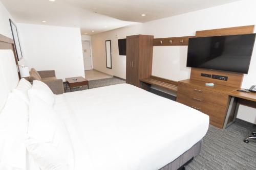 
a hotel room with a bed and a television at Holiday Inn Express Hollywood Walk of Fame, an IHG Hotel in Los Angeles
