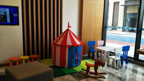 a toy tent in a room with chairs and a table at Holiday Inn Express Xi'an Qujiang South by IHG in Xi'an
