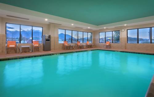 uma grande piscina num quarto de hotel em Holiday Inn Express Orem-North Provo, an IHG Hotel em Orem