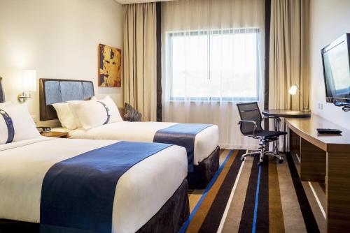 מיטה או מיטות בחדר ב-Holiday Inn Express Port Moresby, an IHG Hotel