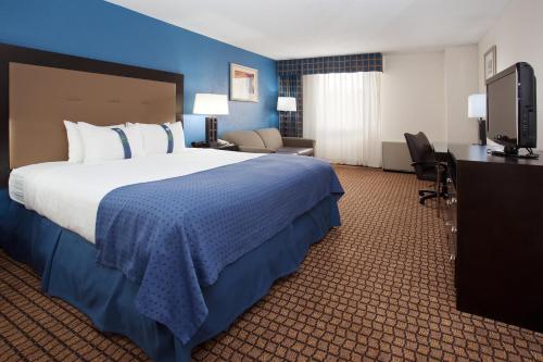 Tempat tidur dalam kamar di Ramada Plaza by Wyndham Sheridan Hotel & Convention Center