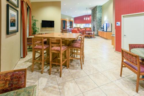 a kitchen and dining room with a table and chairs at Holiday Inn Express Roseburg by IHG in Roseburg