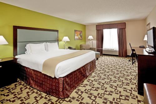 pokój hotelowy z dużym łóżkiem i telewizorem w obiekcie Holiday Inn Express Troutville-Roanoke North by IHG w mieście Troutville