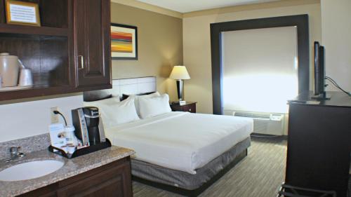 Foto da galeria de Holiday Inn Express Hotel & Suites Plainview, an IHG Hotel em Plainview