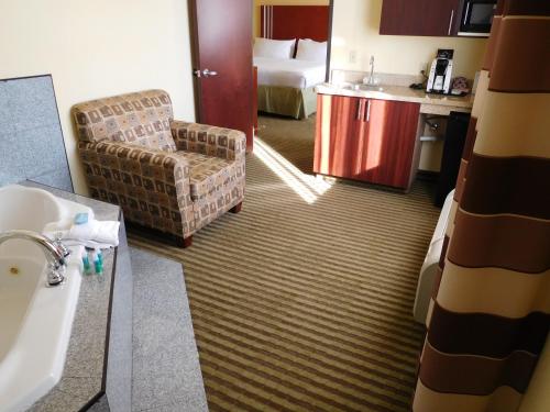 Ліжко або ліжка в номері Holiday Inn Express Ponca City, an IHG Hotel