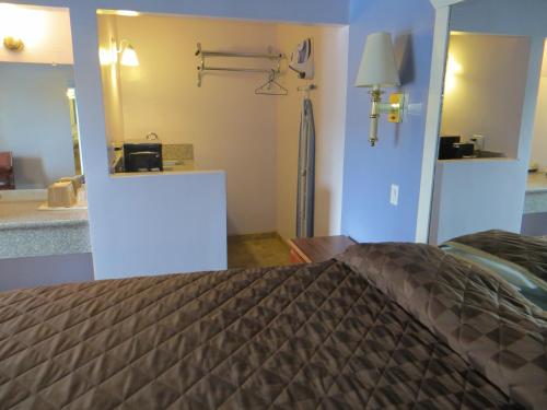 Ένα ή περισσότερα κρεβάτια σε δωμάτιο στο Park Cienega Motel