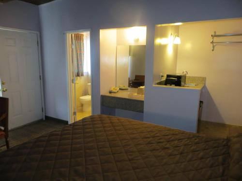 Ένα ή περισσότερα κρεβάτια σε δωμάτιο στο Park Cienega Motel