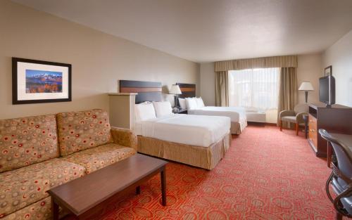 Postel nebo postele na pokoji v ubytování Holiday Inn Express & Suites Orem-North Provo