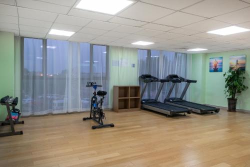 a gym with treadmills and exercise equipment in a room at Holiday Inn Express Shanghai Jiading Industry Park by IHG in Jiading