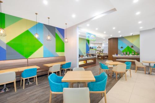A restaurant or other place to eat at Holiday Inn Express Suzhou Changjiang, an IHG Hotel
