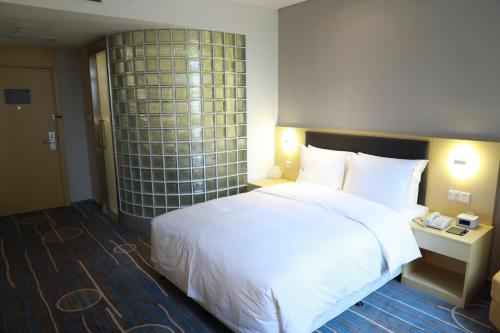 Postel nebo postele na pokoji v ubytování Holiday Inn Express Shijiazhuang Heping by IHG
