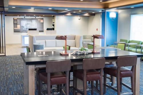 A restaurant or other place to eat at Holiday Inn Express Pascagoula-Moss Point, an IHG Hotel