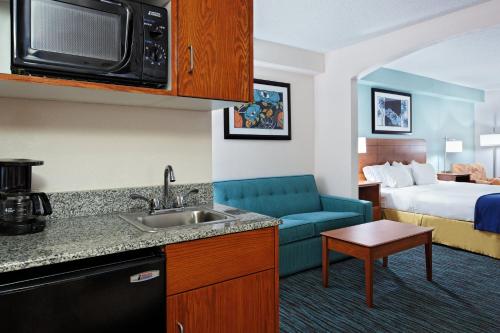 a hotel room with a kitchen and a bed at Holiday Inn Express Richmond-Brandermill-Hull Street by IHG in Brandermill