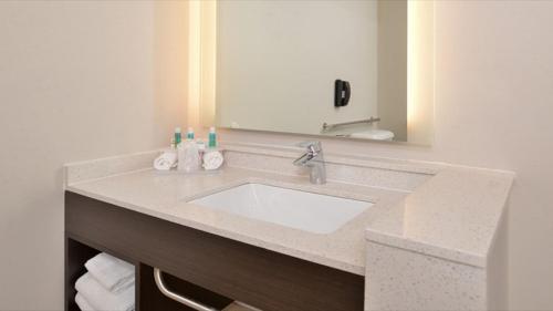 uma casa de banho com um lavatório branco e um espelho. em Holiday Inn Express & Suites - Parkersburg East, an IHG Hotel em Parish-Morris Subdivision