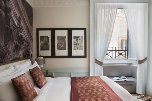 a bedroom with a large bed and a window at Hotel Indigo Rome - St. George by IHG in Rome