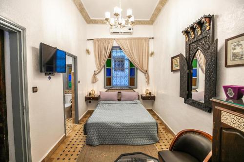 Giường trong phòng chung tại Riad Skilffo