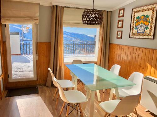 een eetkamer met een tafel en stoelen en een raam bij LUXURY GINEBRA in Sierra Nevada
